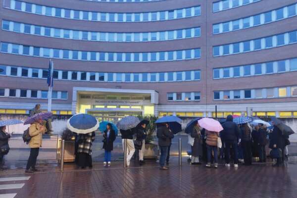 Processo Rosa e Olindo, revisione rinviata al 16 aprile. Il pg esclude mafia: “Perché uccidere un bambino?”