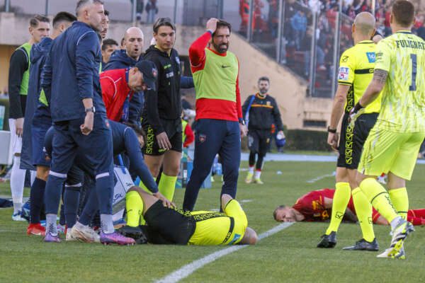 Foto Arenafoto/LaPresse 03 Marzo 2024 Cosenza, Italia – sport, calcio – Cosenza vs Catanzaro- Campionato di calcio Serie BKT 2023/2024 – Stadio San Vito Marulla. Nella foto: Il primo assistente Sig Cipressa Alessandro March 03, 2024 Cosenza Italy – sport, soccer – Cosenza vs Catanzaro- Italian Football Championship League BKT 2023/2024 – San Vito Marulla stadium. In the pic: Cipressa Alessandro