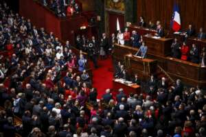 Aborto nella Costituzione, il Parlamento francese approva la riforma: è il primo Paese ‘lunghissimo applauso a Versailles’