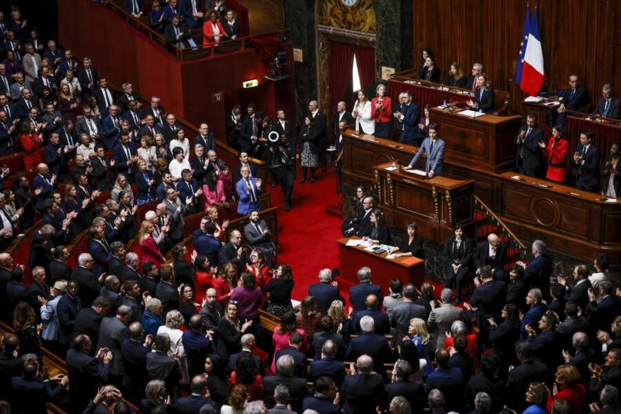 Aborto nella Costituzione, il Parlamento francese approva la riforma: è il primo Paese ‘lunghissimo applauso a Versailles’