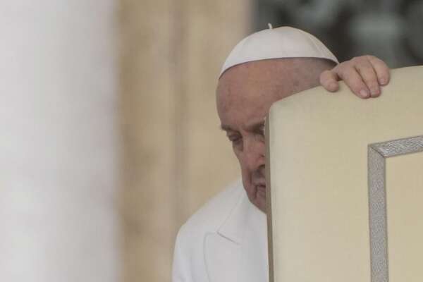 Preoccupazione per Papa Francesco ‘ancora molto raffreddato’ diserta la lettura della catechesi in Vaticano