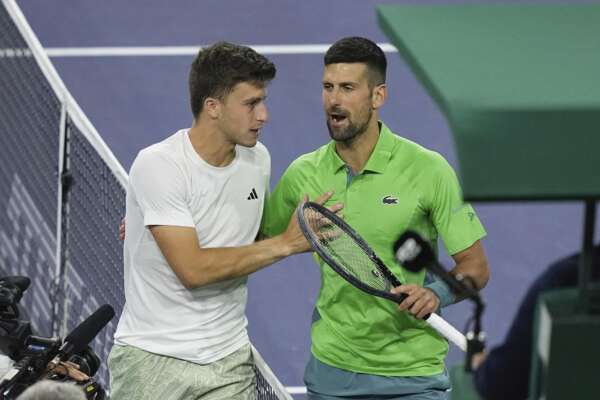Indian Wells, l’italiano Luca Nardi (123 al mondo) batte ed elimina in tre set Novak Djokovic: una vittoria che odora di miracolo