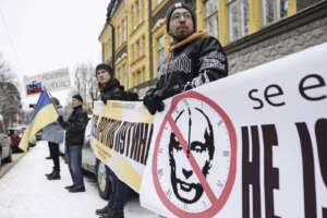 Presidenziali Russia tra proteste e arresti ‘Mezzogiorno contro Putin’: affluenza al 70%, in Moldavia molotov contro il seggio