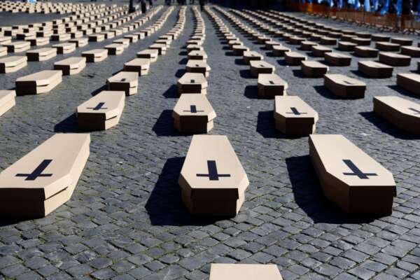 Morti sul lavoro, tre morti nel giro di poche ore: geometra travolto da un treno, un altro schiacciato dalle travi e operaio precipita dal tetto. Strage senza fine