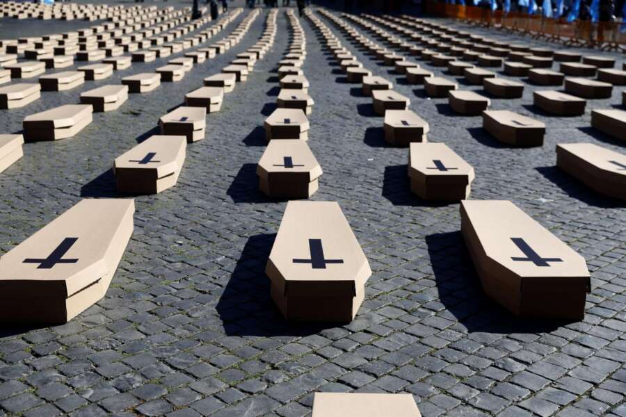 Morti sul lavoro, tre morti nel giro di poche ore: geometra travolto da un treno, un altro schiacciato dalle travi e operaio precipita dal tetto. Strage senza fine