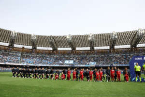 Napoli-Atalanta, azzurri in ginocchio contro il razzismo. Polemica con la Lega sul caso Juan Jesus: il club non seguirà le iniziative ufficiali