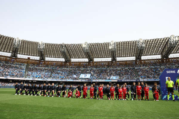 Napoli-Atalanta, azzurri in ginocchio contro il razzismo. Polemica con la Lega sul caso Juan Jesus: il club non seguirà le iniziative ufficiali