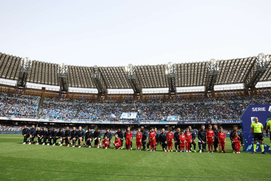 Napoli-Atalanta, azzurri in ginocchio contro il razzismo. Polemica con la Lega sul caso Juan Jesus: il club non seguirà le iniziative ufficiali