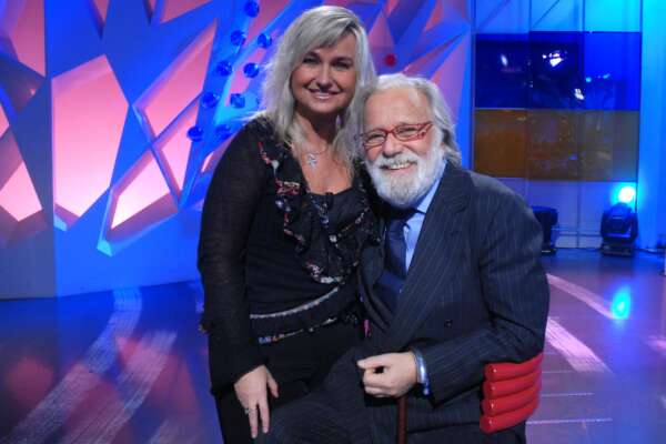 Chi è Carlotta Funari, la polemica con Morena Zapparoli sul funerale ‘lussuosissimo’ di Gianfranco e i soldi che non ci sono nel 2013 per sistemare la lapide con la scritta “Moglie vergognati”