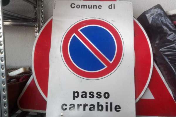 Napoli, accoltella un uomo perché blocca con l’auto il suo passo carrabile