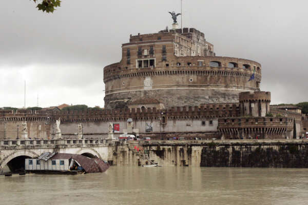 Serie Netflix interrotta dalla Polizia fluviale: il barcone affittato sul Tevere era sotto sequestro Serie Netflix interrotta dalla Polizia fluviale: il barcone affittato sul Tevere era sotto sequestro