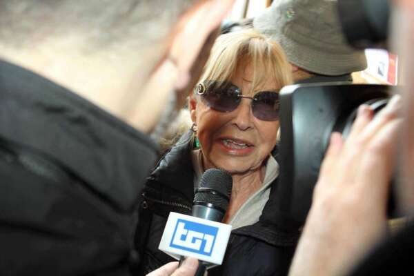 ©Claudio Bernardi/Lapresse
Roma, 02 aprile 2013 – Piazza del Popolo, Chiesa degli Artisti
Si sono svolte le esequie di Franco Califano. Nonostante un temporale improvviso centinaia di romani sono accorsi a dare l’ultimo saluto al cantante.
Tra tutti anche il sindaco di Roma, Gianni Alemanno, e alcuni artisti dello spettacolo.
nella foto: Wilma Goich