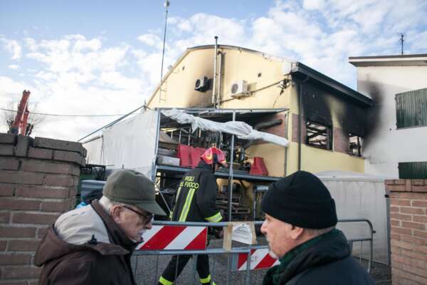 Foto LaPresse/Stefano De Grandis
11/01/2015  Portomaggiore (FE) ( italy )
cronaca
Esplosione in un poligono causa incendio. Tre morti. Messa in sicurezza e demolizione del tetto dell’edificio per estrarre i cadaveri

Photo LaPresse/Stefano De Grandis11/01/2015 Portomaggiore (FE) ( italy )
news
Explosion at a shooting injury from fire . three dead. Securing and demolition of the building’s roof to extract the corpses