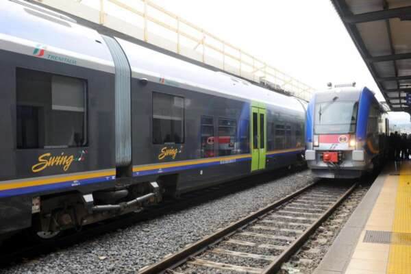 La famiglia sale sul treno a Cerveteri, lui resta solo sulla banchina a 9 anni: ‘Mamma ho perso il treno’ finisce con l’arrivo dei carabinieri