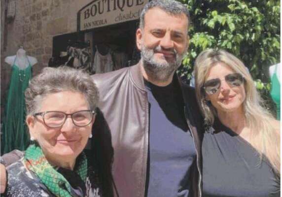 Decaro e la foto con le due Capriati strumentalizzata da stampa e destra, sindaco contro bufala: “Non c’entrano nulla”