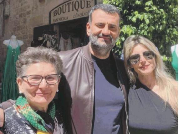 Decaro e la foto con le due Capriati strumentalizzata da stampa e destra, sindaco contro bufala: “Non c’entrano nulla”