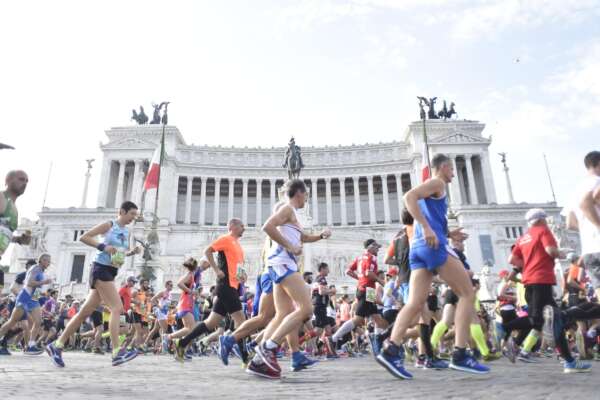 Maratona di Roma ‘Acea Run’ partita dai Fori Imperiali: strade chiuse, orari e percorsi alternativi