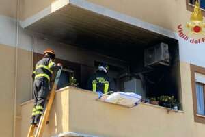 Incendio Bologna, morti gemellini di due anni, sorella e la madre per corto circuito stufa elettrica ‘Ambiente saturo di fumo’