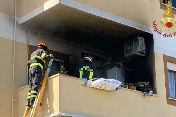Incendio Bologna, morti gemellini di due anni, sorella e la madre per corto circuito stufa elettrica ‘Ambiente saturo di fumo’