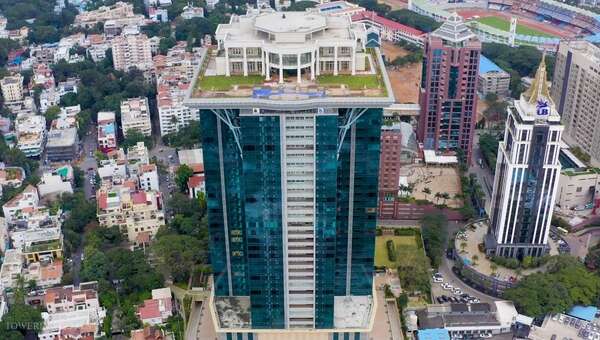 Villa ‘nel cielo’ da 20 milioni di dollari costruita in cima a un palazzo di 33 piani: l’esagerazione del miliardario indiano che potrebbe finire in carcere