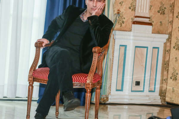 Chi è Valerio Aprea, i monologhi scritti da Makkox che ‘scaldano il pubblico’ di Propaganda Live: la carriera dell’attore di Boris e la vita privata