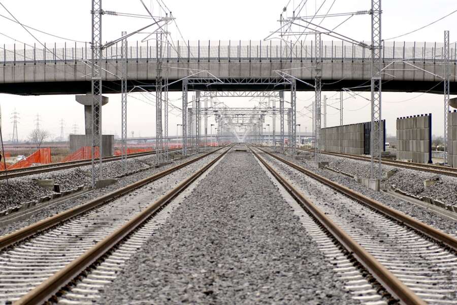 Linea ferroviaria in tilt dopo incidente mortale Genova Sturla: tutti i ritardi e le cancellazioni di Alta Velocità, Intercity e Regionali