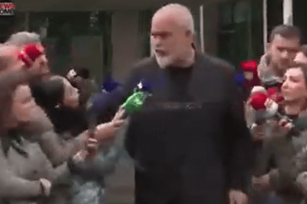 Il premier albanese Edi Rama non accetta la domanda sul progetto a Gaza del genero di Trump: mani in faccia alla giornalista della ‘domanda scomoda’. Video Il premier albanese Edi Rama non accetta la domanda sul progetto a Gaza del genero di Trump: mani in faccia alla giornalista della ‘domanda scomoda’. Video