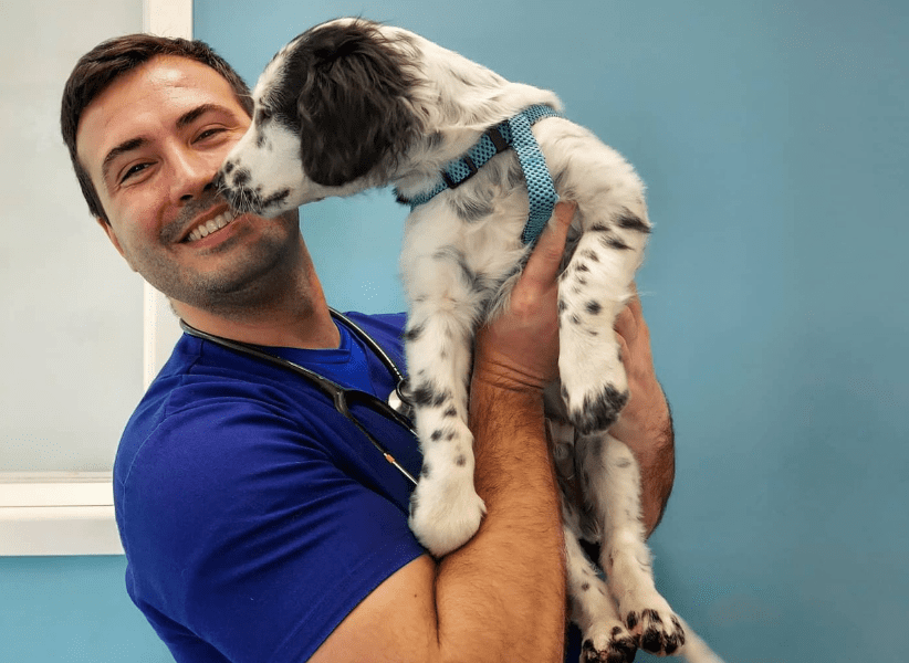 Morto Marco Pertini, il veterinario di Tivoli ‘Dottorpet’ star dei social si è spento a 37 anni per una grave malattia ‘Nessuno sapeva del suo male, sempre pieno di vita’