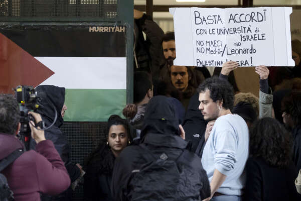 Collettivi studenteschi in conferenza stampa davanti al rettorato occupato in solidarietà con la Palestina per chiedere al Senato Accademico di non partecipare al bando MAECIi e di rescindere le collaborazioni con aziende belliche ed università israeliane , (Foto Cecilia Fabiano / LaPresse) 26 Marzo 2024 Roma – Italia
Students organizations acting a press conference in front of the occupied rectorate in solidarity with Palestine to ask the Academic Senate not to participate in the MAECIi tender and to terminate collaborations with war companies and Israeli universities (Photo Cecilia Fabiano / LaPresse) 26 March 2024 Rome – Italy Collettivi studenteschi in conferenza stampa davanti al rettorato occupato in solidarietà con la Palestina per chiedere al Senato Accademico di non partecipare al bando MAECIi e di rescindere le collaborazioni con aziende belliche ed università israeliane , (Foto Cecilia Fabiano / LaPresse) 26 Marzo 2024 Roma – Italia
Students organizations acting a press conference in front of the occupied rectorate in solidarity with Palestine to ask the Academic Senate not to participate in the MAECIi tender and to terminate collaborations with war companies and Israeli universities (Photo Cecilia Fabiano / LaPresse) 26 March 2024 Rome – Italy