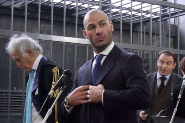 Riccardo Bossi nei guai, il figlio di Umberto indagato per truffa allo Stato: (stavolta i ristoranti non c’entrano) colpa del reddito di cittadinanza