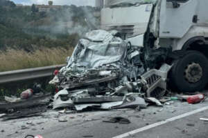 Incidente mortale a Sciacca sulla SS115: auto schiacciata tra due tir, l’urto è devastante