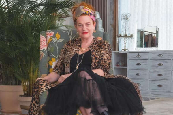 Chi era Silvia Bisconti di Raptus&Rose, morta la costumista teatrale dalle mille vite e dall’animo gentile e rivoluzionario: vestiva le donne “ascoltando la loro anima per invadere il mondo di bellezza”