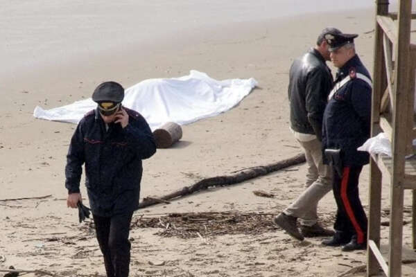 Escono in barca all’alba poi più nulla, i cadaveri di due amici ritrovati sulla spiaggia a Montalto di Castro nel viterbese: molteplici fratture, indagini in corso