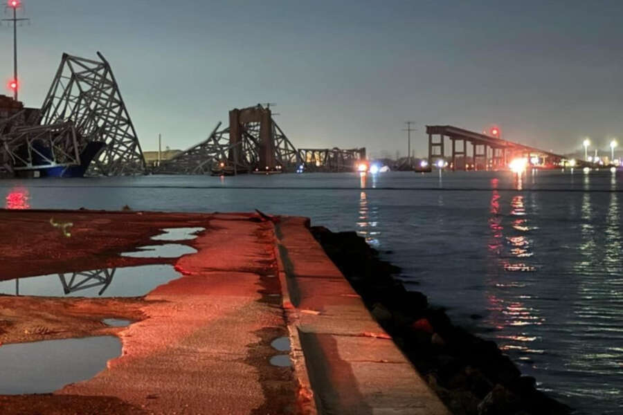 Crollo ponte a Baltimora, recupero dei dispersi ‘rischio ipotermia’: la nave cargo ha preso fuoco ed è affondata ‘chiazza di petrolio nel fiume Patapsco