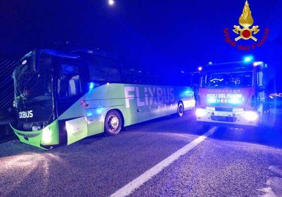Incidente Flixbus in autostrada, muore passeggero, almeno sei persone ferite