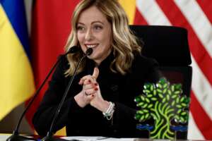 Giorgia Meloni a Washington per il vertice con Biden: professione serial speaker