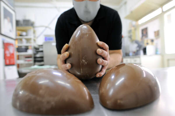 Pasqua, fino a 40€ per un uovo di cioccolato. Cosa c’è dietro il prezzo del cacao alle stelle