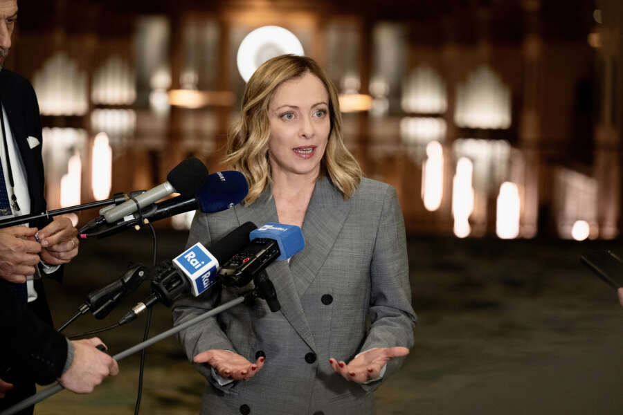 Meloni fa retromarcia sui manganelli: “Ce l’avevo con la sinistra, non con Mattarella”.  Il goffo tentativo di buttarla in caciara