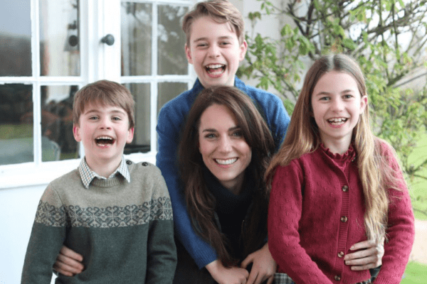 Kate Middleton, la prima foto con i tre figli: seduta e sorridente nello scatto di William