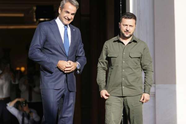 I missili russi sfiorano Zelensky e uccidono 5 persone: l’attacco di Putin a Odessa durante la commemorazione