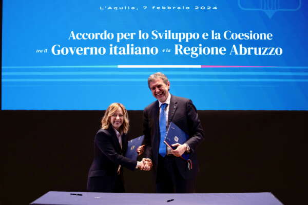 Meloni fa subito tesoro dello choc-Sardegna: l’annuncio della ferrovia Roma-Pescara e i miracoli pre-elettorali Meloni fa subito tesoro dello choc-Sardegna: l’annuncio della ferrovia Roma-Pescara e i miracoli pre-elettorali