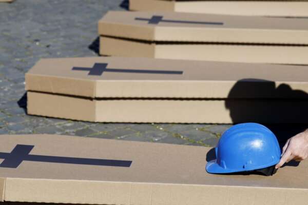 Morti sul lavoro, geometra schiacciato da tre quintali di travi di legno. L’incidente di Sondrio nella settimana della denuncia Uil