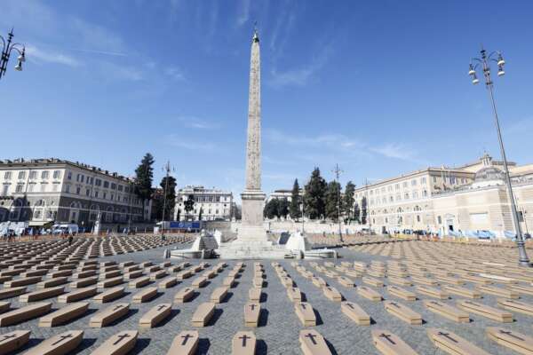 Roma, mille bare in piazza del Popolo per ricordare le vittime sul lavoro. Bombardieri (Uil): “500mila incidenti ogni anno. Le ispezioni devono aumentare”