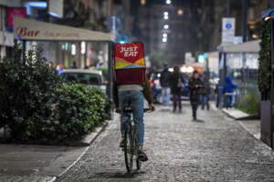 Rider di food delivery in notturna