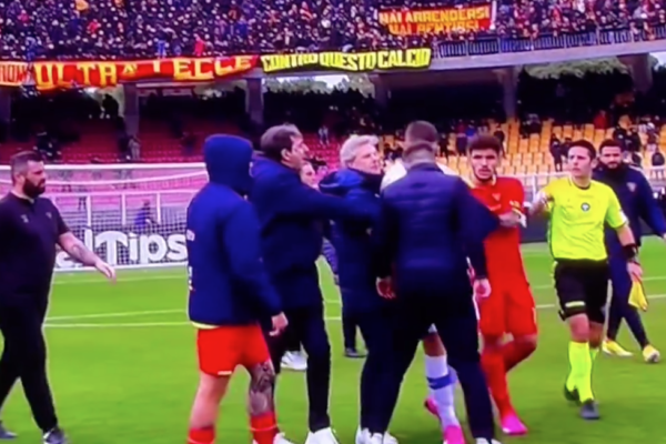 Il video della testata di D’Aversa ad Henry dopo Lecce-Verona, l’allenatore nega l’evidenza e rischia l’esonero