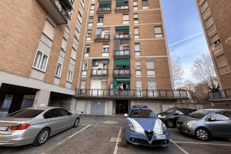 Incendio Bologna, la madre ha provato a salvare i tre figli: il riscaldamento non funzionava, ha acceso la stufa e si è addormentata