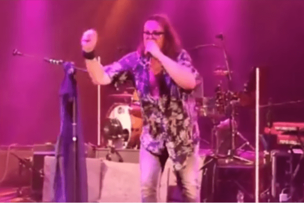 Gianluca Grignani interrompe concerto e attacca band e organizzazione: “Gobbo, chitarra, non va un c***o”. Il pubblico smentisce Gianluca Grignani interrompe concerto e attacca band e organizzazione: “Gobbo, chitarra, non va un c***o”. Il pubblico smentisce