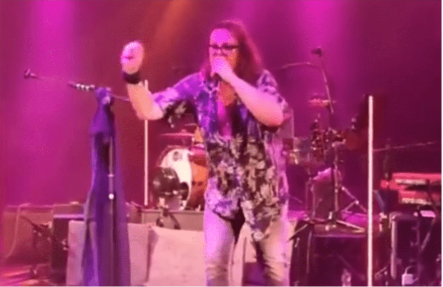 Gianluca Grignani interrompe concerto e attacca band e organizzazione: “Gobbo, chitarra, non va un c***o”. Il pubblico smentisce