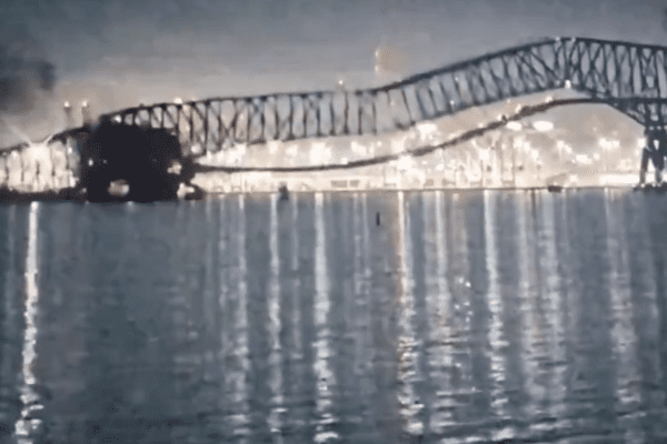 Ponte crolla a Baltimora, nave Cargo urta un pilone: la struttura prende fuoco e collassa con le auto in coda