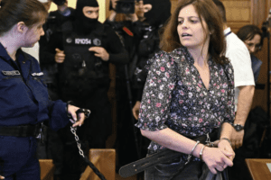 Salis ‘trattata come un cane’ ancora in catene: negati i domiciliari. Il padre a Meloni: “L’Italia ora intervenga”